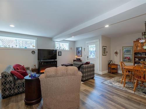 2674 Capital Hts, Victoria, BC - Indoor Photo Showing Living Room