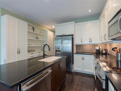 2674 Capital Hts, Victoria, BC - Indoor Photo Showing Kitchen With Upgraded Kitchen