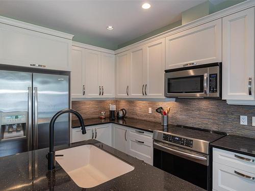 2674 Capital Hts, Victoria, BC - Indoor Photo Showing Kitchen With Upgraded Kitchen