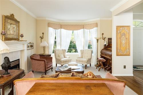 818 Bullock Road, Kelowna, BC - Indoor Photo Showing Living Room With Fireplace