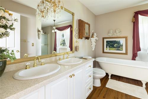 818 Bullock Road, Kelowna, BC - Indoor Photo Showing Bathroom