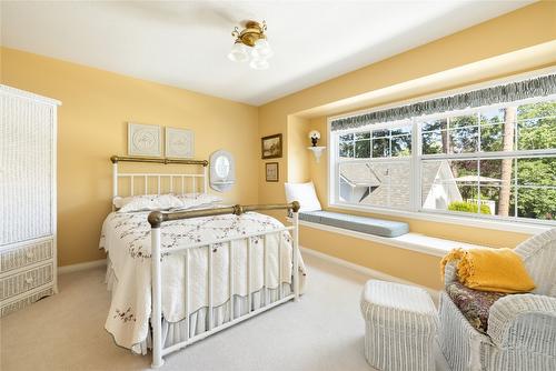 818 Bullock Road, Kelowna, BC - Indoor Photo Showing Bedroom