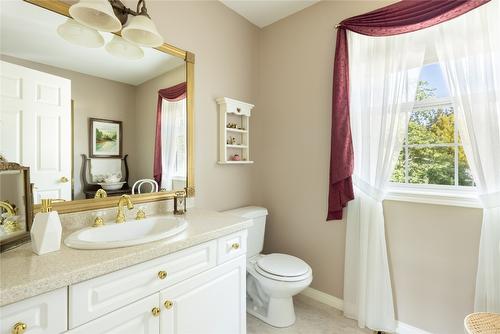 818 Bullock Road, Kelowna, BC - Indoor Photo Showing Bathroom