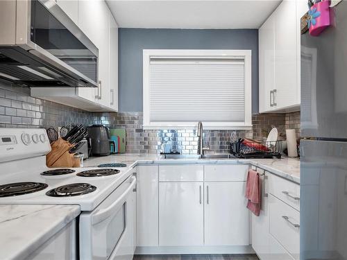 24-940 Island Hwy South, Campbell River, BC - Indoor Photo Showing Kitchen