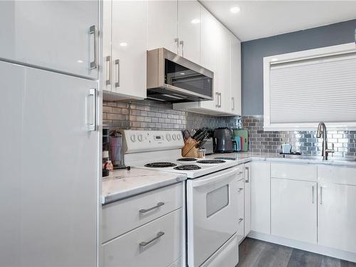 24-940 Island Hwy South, Campbell River, BC - Indoor Photo Showing Kitchen