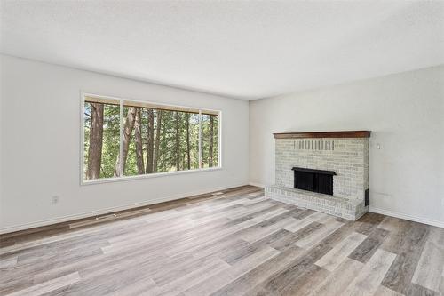 4019 Miller Road, Kelowna, BC - Indoor Photo Showing Living Room With Fireplace