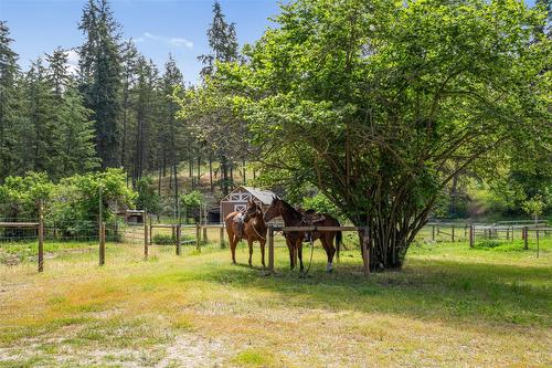 4019 Miller Road, Kelowna, BC - Outdoor