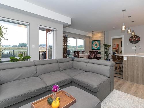 304-2500 Hackett Cres, Central Saanich, BC - Indoor Photo Showing Living Room