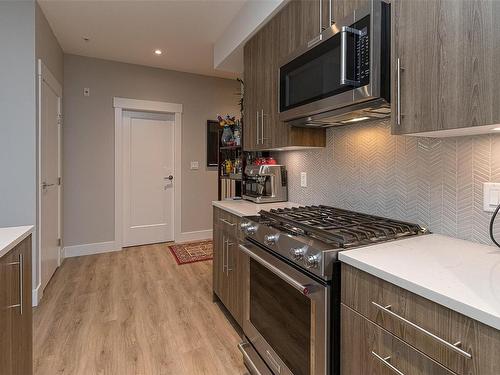 304-2500 Hackett Cres, Central Saanich, BC - Indoor Photo Showing Kitchen