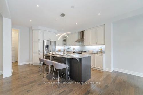 290 Wisteria Way, Oakville, ON - Indoor Photo Showing Kitchen With Upgraded Kitchen