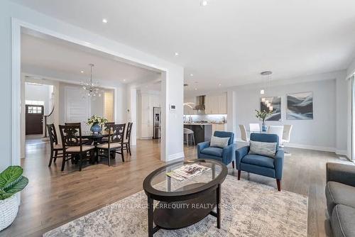 290 Wisteria Way, Oakville, ON - Indoor Photo Showing Living Room