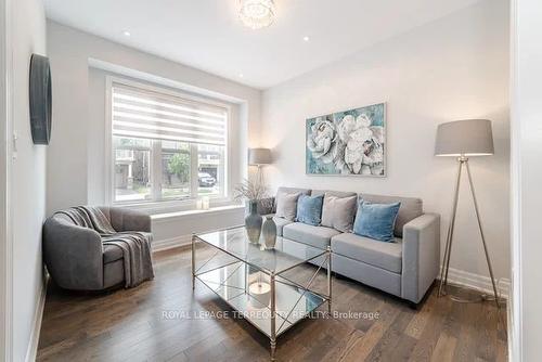 290 Wisteria Way, Oakville, ON - Indoor Photo Showing Living Room