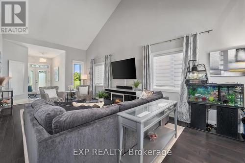 107 Gardiner Drive, Bradford West Gwillimbury (Bradford), ON - Indoor Photo Showing Living Room