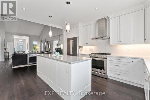 107 Gardiner Drive, Bradford West Gwillimbury (Bradford), ON - Indoor Photo Showing Kitchen With Upgraded Kitchen