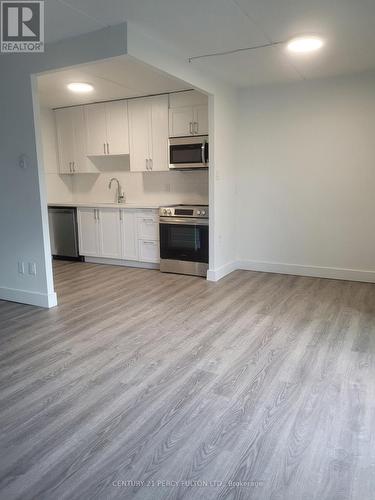 214 - 200 Garden Street, Whitby, ON - Indoor Photo Showing Kitchen