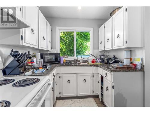 778 Coopland Crescent, Kelowna, BC - Indoor Photo Showing Kitchen