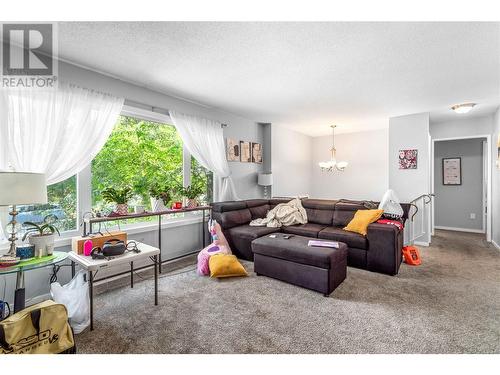 778 Coopland Crescent, Kelowna, BC - Indoor Photo Showing Living Room