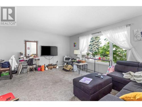 778 Coopland Crescent, Kelowna, BC - Indoor Photo Showing Living Room