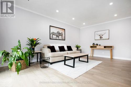 19 Pondsview Drive, Toronto, ON - Indoor Photo Showing Living Room