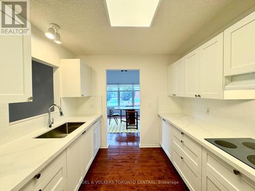 2705 Kingsway Drive, Kitchener, ON - Indoor Photo Showing Kitchen