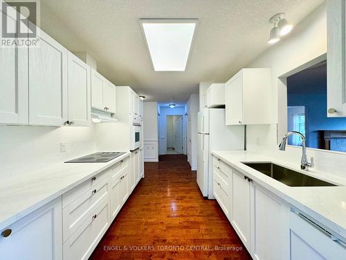 2705 Kingsway Drive, Kitchener, ON - Indoor Photo Showing Kitchen With Upgraded Kitchen