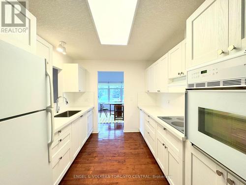 2705 Kingsway Drive, Kitchener, ON - Indoor Photo Showing Kitchen