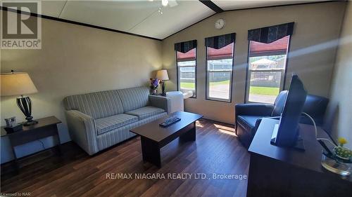 358 - 1501 Line 8 Road, Niagara-On-The-Lake, ON - Indoor Photo Showing Living Room