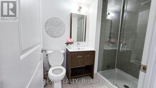 1702 - 30 Meadowglen Place E, Toronto, ON - Indoor Photo Showing Bathroom