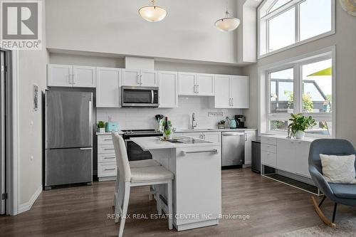 414 - 35 Kingsbury Square, Guelph (Pine Ridge), ON - Indoor Photo Showing Kitchen With Upgraded Kitchen