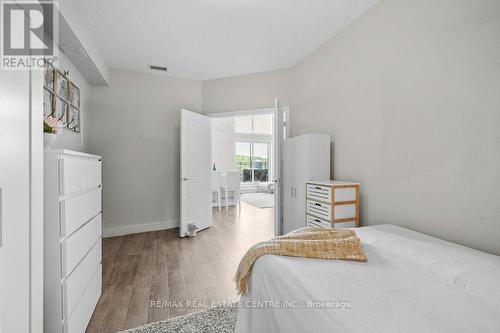 414 - 35 Kingsbury Square, Guelph (Pine Ridge), ON - Indoor Photo Showing Bedroom