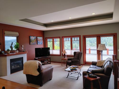 922 Redstone Drive, Rossland, BC - Indoor Photo Showing Living Room With Fireplace