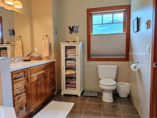 922 Redstone Drive, Rossland, BC - Indoor Photo Showing Bathroom