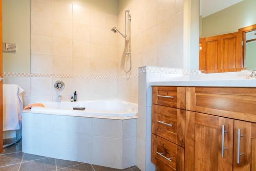 922 Redstone Drive, Rossland, BC - Indoor Photo Showing Bathroom