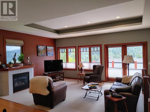 922 Redstone Drive, Rossland, BC - Indoor Photo Showing Living Room With Fireplace