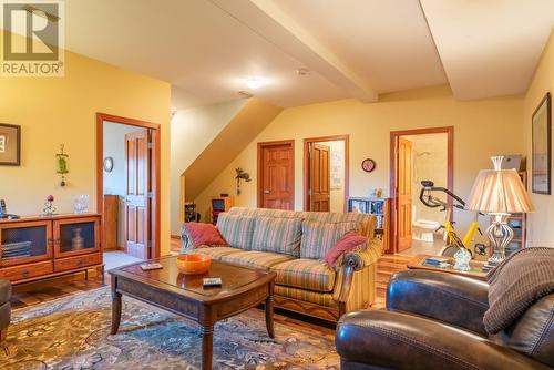 922 Redstone Drive, Rossland, BC - Indoor Photo Showing Living Room