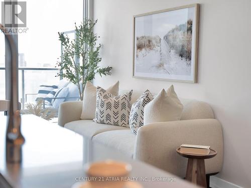 2503 - 488 University Avenue, Toronto, ON - Indoor Photo Showing Living Room