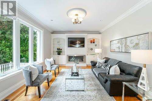 174 Burnhamthorpe Road, Toronto, ON - Indoor Photo Showing Living Room