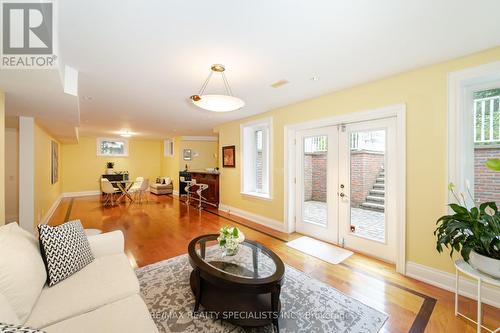 174 Burnhamthorpe Road, Toronto, ON - Indoor Photo Showing Living Room