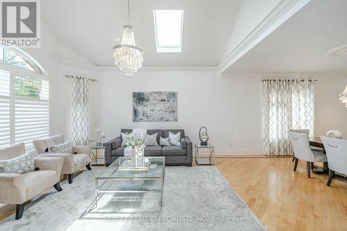 174 Burnhamthorpe Road, Toronto W08, ON - Indoor Photo Showing Living Room