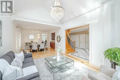 174 Burnhamthorpe Road, Toronto W08, ON - Indoor Photo Showing Living Room