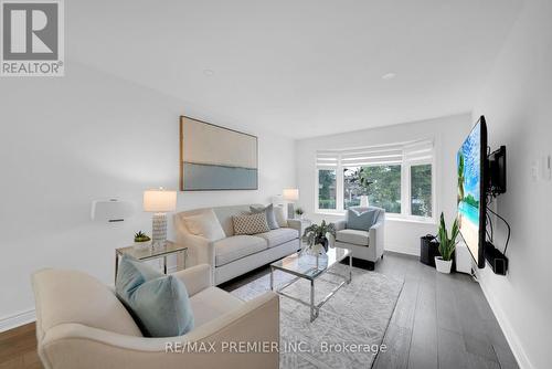 269 Primrose Lane, Newmarket (Bristol-London), ON - Indoor Photo Showing Living Room