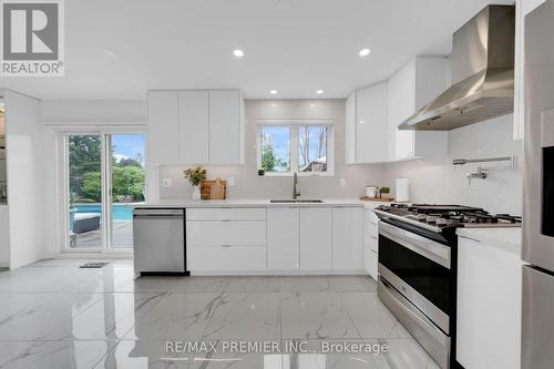 269 Primrose Lane, Newmarket (Bristol-London), ON - Indoor Photo Showing Kitchen With Upgraded Kitchen