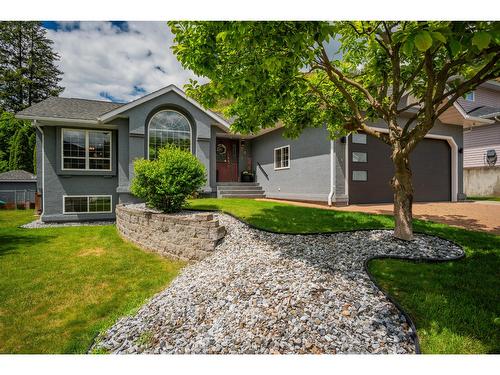 900 7Th Street, Montrose, BC - Outdoor With Facade