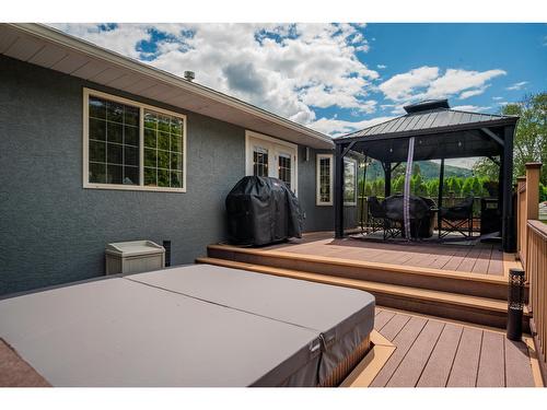 900 7Th Street, Montrose, BC - Outdoor With Deck Patio Veranda