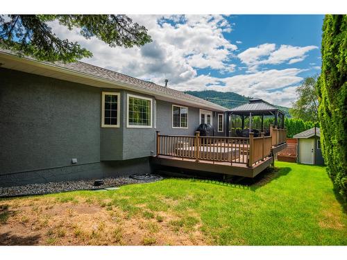 900 7Th Street, Montrose, BC - Outdoor With Deck Patio Veranda