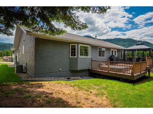 900 7Th Street, Montrose, BC - Outdoor With Deck Patio Veranda