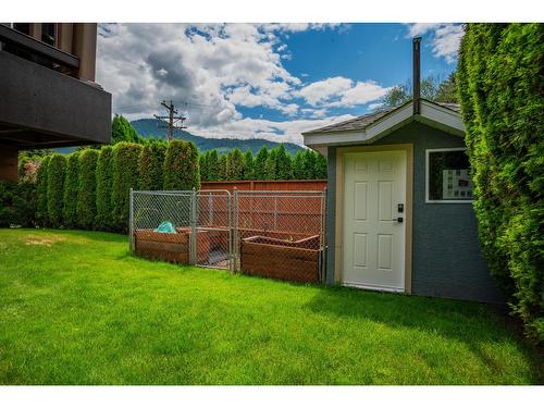 900 7Th Street, Montrose, BC - Outdoor