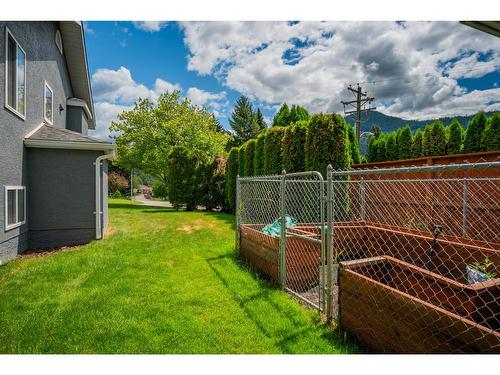 900 7Th Street, Montrose, BC - Outdoor