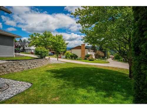 900 7Th Street, Montrose, BC - Outdoor