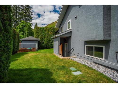 900 7Th Street, Montrose, BC - Outdoor With Exterior